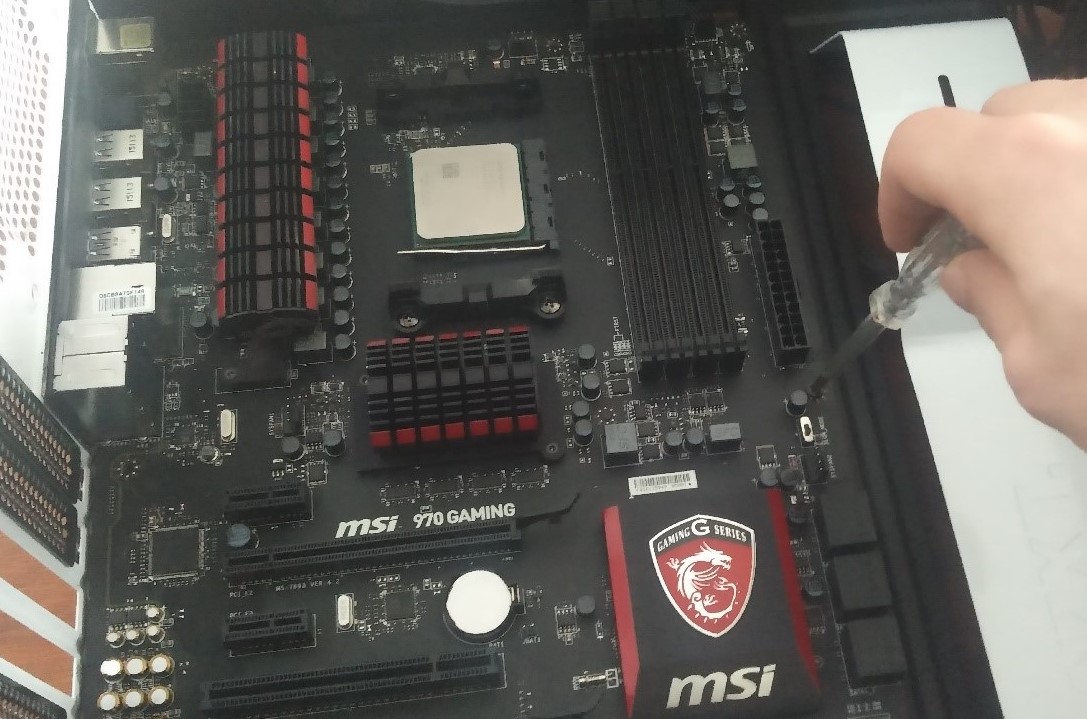 Skruer motherboard i kabinet